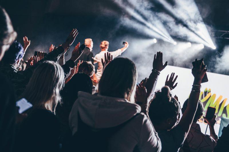 Konserttiyleisöä.